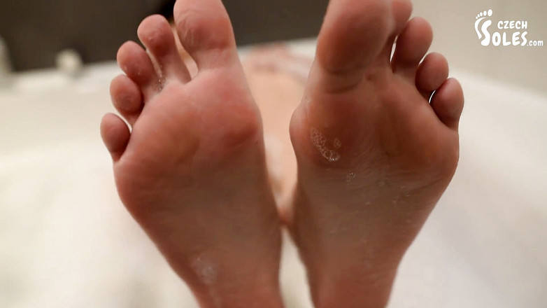 Czech Soles - foot fetish content: 性感的 Dita 洗澡并展示她的脚