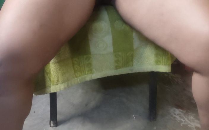 Sexy Indian babe: Indian stepmom full naked peeing herself on the chair