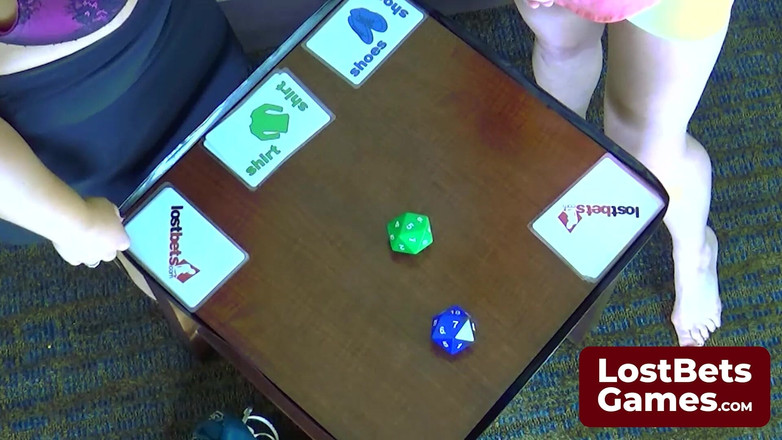 Lost Bets Games: डी स्ट्रिप पासा गेम में आकर्षक चेल्स के खिलाफ चेहरे पर उतरती है