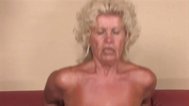 Mature Climax - 100% Mature Videos: O bunică sexy blondă este futută și umplută de spermă de...