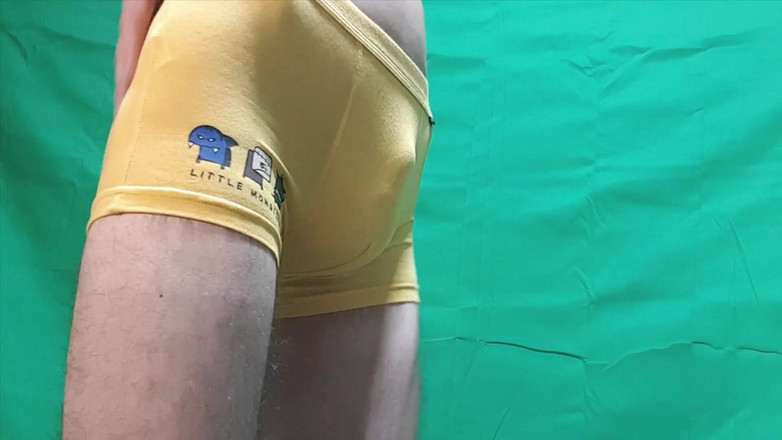 HeIsSooThin: 黄色いボーイショーツ試着