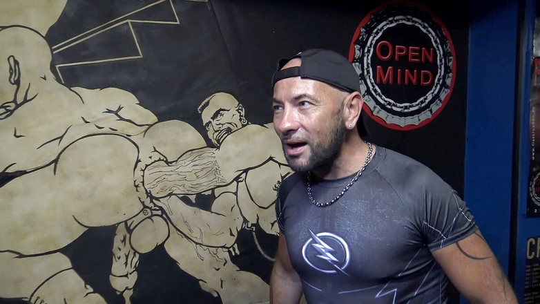 Gaybareback: Děvka táta šuká bez kondomu v Barceloně