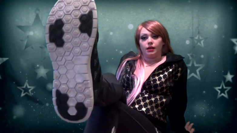 Goddess Misha Goldy: Watch me doing lovely exercises and clean my sport kneeckers