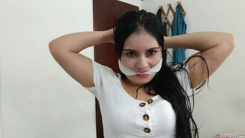 Selfgags Latina Bondage: Sora vitregă obraznică vrea robie și se îneacă!