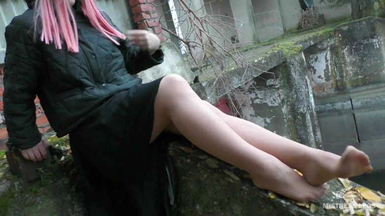 Mistress Legs: Outdoor nylon legs plays with autumn leafs