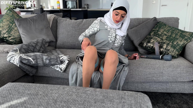 Aaliyah Yasin: Невинная горничная Aaliyah Yasin обнаруживает секс-игрушки