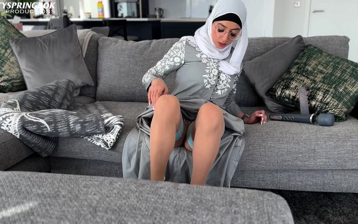 Aaliyah Yasin: Onschuldige meid Aaliyah Yasin ontdekt seksspeeltjes