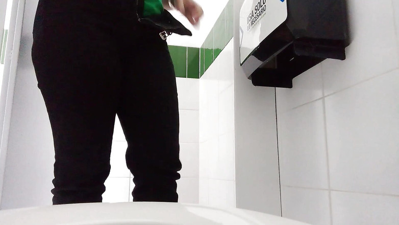 Esperanzitaluton: Câmera amadora no banheiro grava roupa de funcionário do armazém