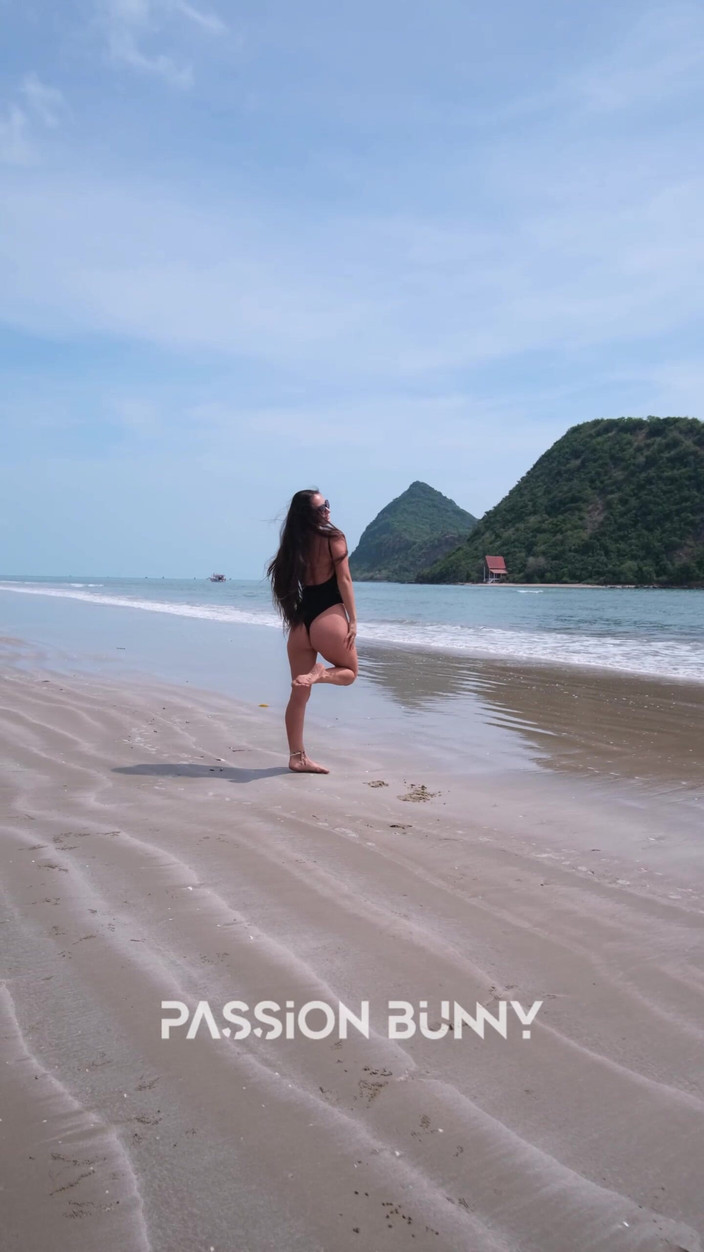 PassionBunny: 黑色比基尼和激情暴露在海滩上