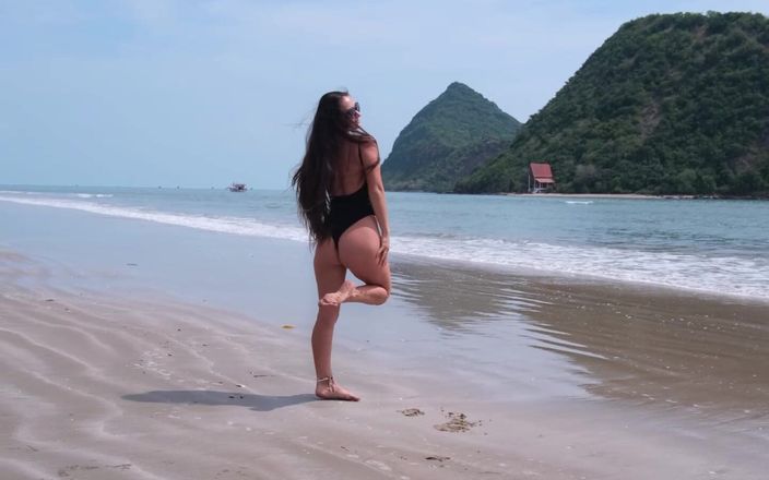 PassionBunny: Bikini negru și expunere pasională pe plajă