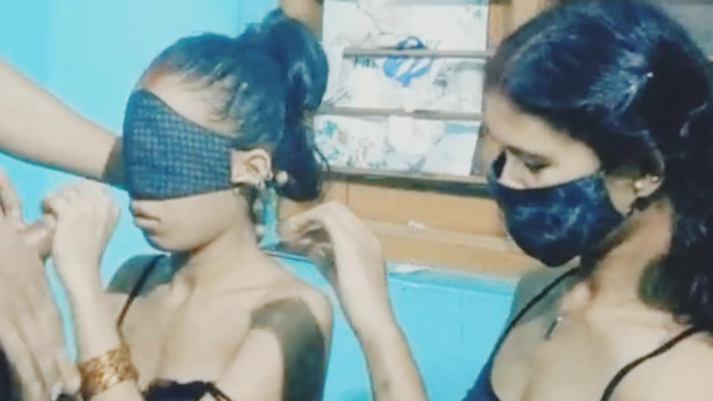 Uttar dinajpur: Indický odvážď Dívky, jeden chlapec, trojka