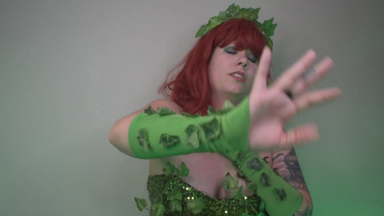 Deanna deadly: Poison Ivy bakış açısı süper kahraman tarafından eritiliyor