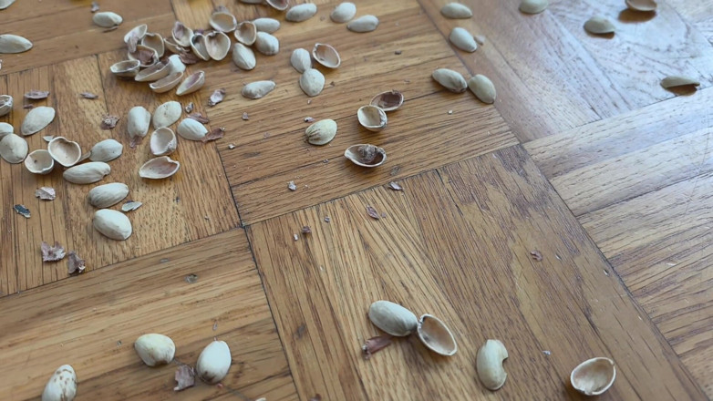 Your QueenXoXo: 130kg žena chodí po pistachio shells - křupavé zvuky