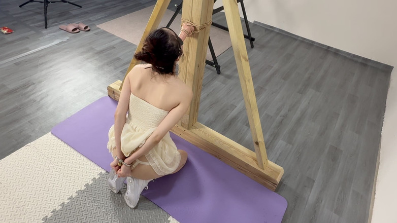 Yanmou: Samopusa s roztrhaným masem a bílými ponožkami a masturbací