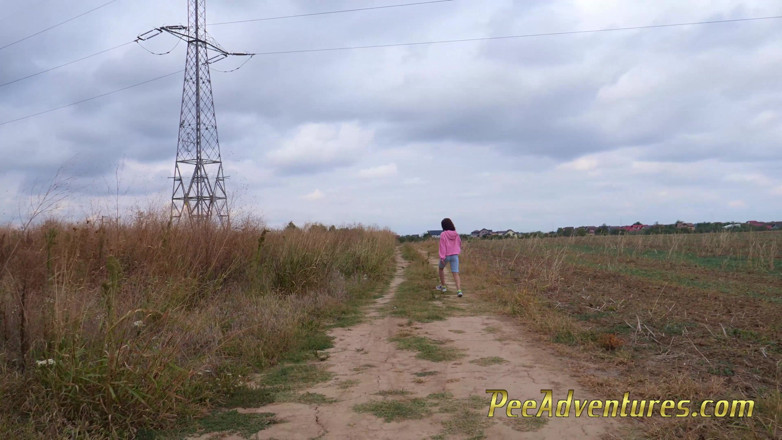 Pee Adventures: Umezindu-și hainele pentru un jogging
