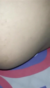 Terwijl ik mijn plug in mijn kont heb, stopt mijn stiefvader zijn lul in mijn vagina