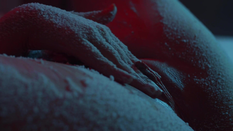 Adalina Smith: De la neige tombe sur mes seins et ma chatte -...