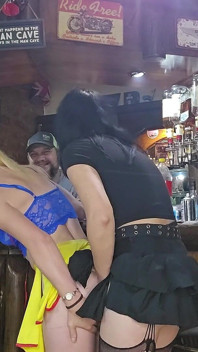 Des filles baisent avec un gode sans gode ceinture pendant que nous regardons