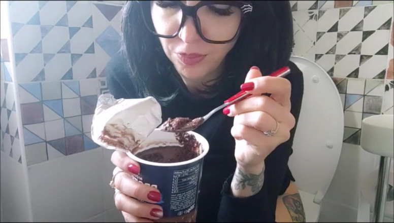 savannahamatoriale: I love my chocolate when I'm in the bathroom