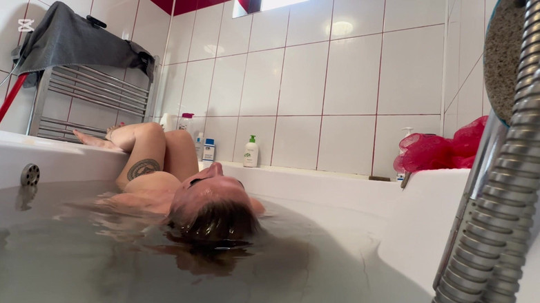 Emeli: Sperma trzymająca oddech pod wodą