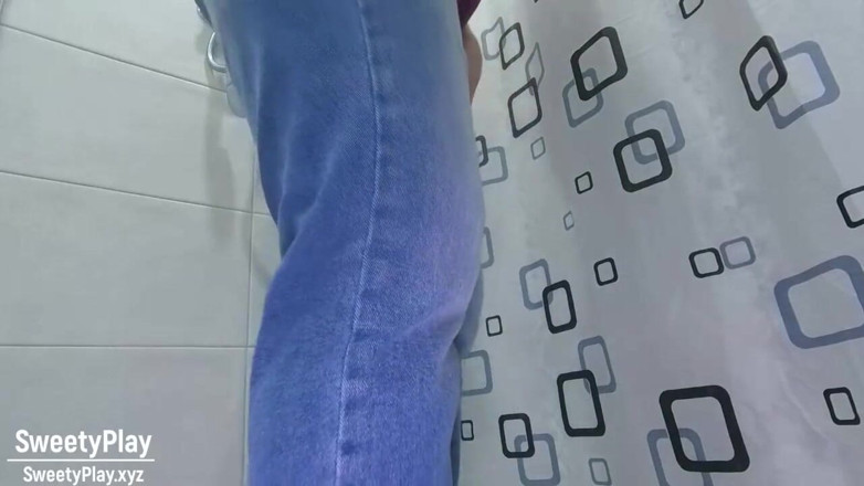 SweetyPlay: Peeing desperation wetting jeans