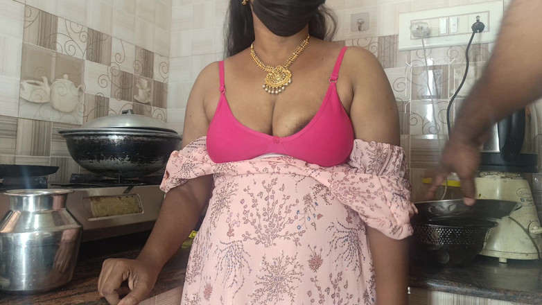 Laxi ammu: Suri rumah bercinta panas di dapur