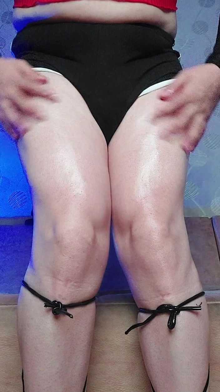 Kitty_Cross: 屁股曲线闪闪发光，高跟鞋点击，油滴得像欲望一样