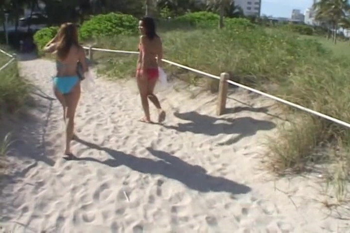 Bestofretro: Hot girls take turns to suck a massive cock to...