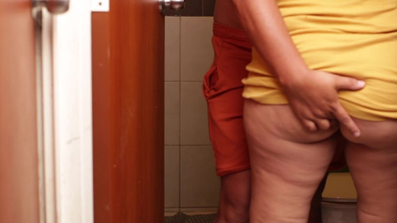 Gordo fuck: Nevlastní sestra šukala v koupelně před svými virtuálními třídami