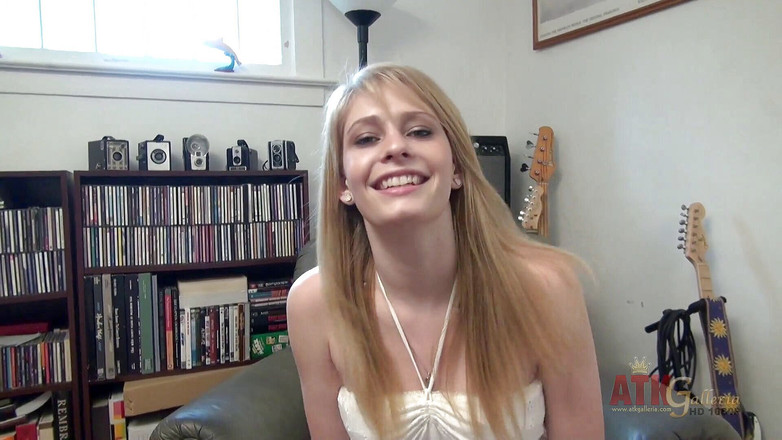 ATKIngdom: アリー・ジェームズの手マンと巨大日立製作所によるワイルドオーガズム