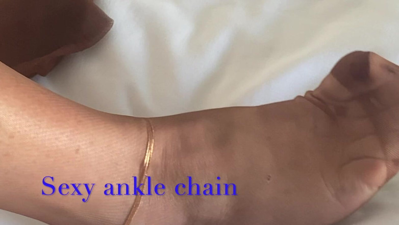 Aunty Sandra vintage girdle queen: Mătușa Sandra pune pe tan rht-ul ei