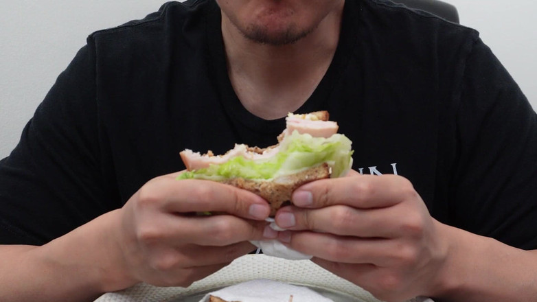 UnderXiaoQiang: Азіатський хлопець Asmr їсть сперму з сендвічем на сніданок