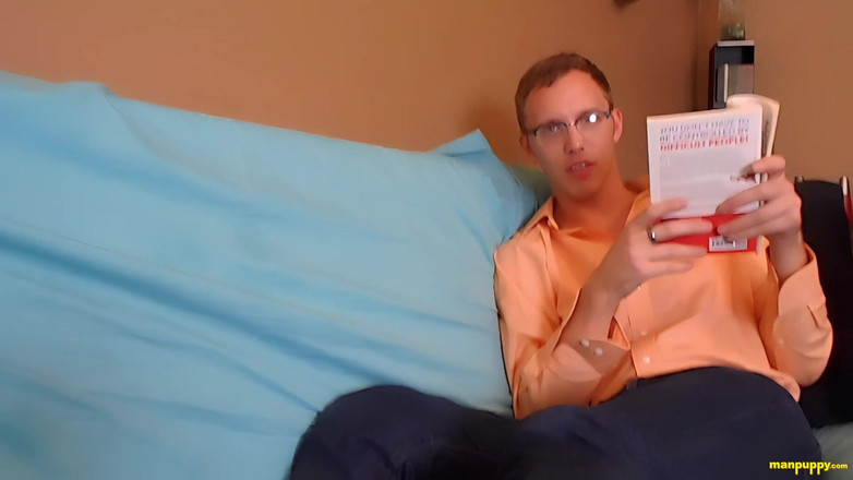 Man Puppy: 巨大的书试图忽视你