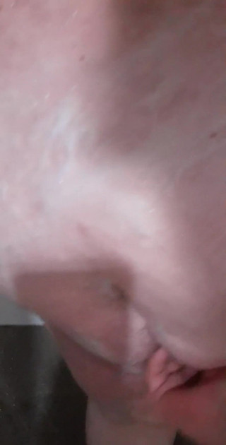 LaLaDelilah: Wanita gemuk seksual mencuci di kamar mandi