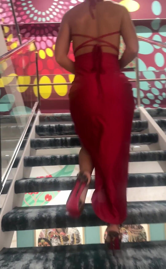 Miss Lexa: 내가 벗고 전에 그 드레스로 목을 깨는 것을 볼 수 있도록 오른쪽으로 스 와이프