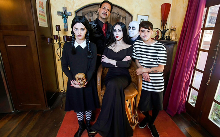 Team Skeet: 할로윈 그룹 섹스를 즐기는 밀프와 십대