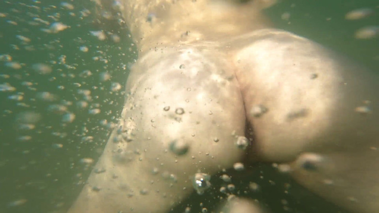 Cool Body: Halka açık bir plajda çıplak, özgür hissetme zevki için boşalıyorum