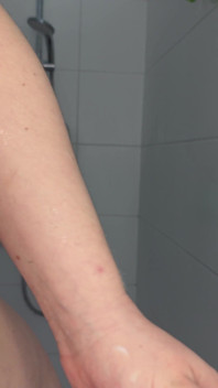 Sprchový oholení a trim moje chlupatá kundička se mnou