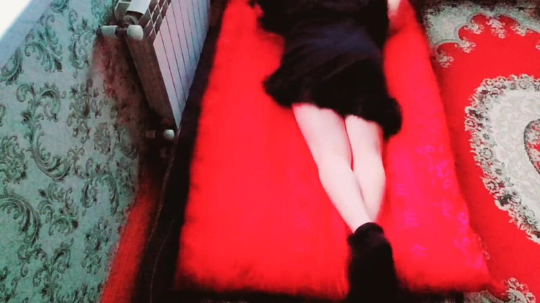 Kitty_Cross: Горячая блондинка шлепает задницу возбужденной красивой модели-косплеера также кроссдрессера в любительском видео