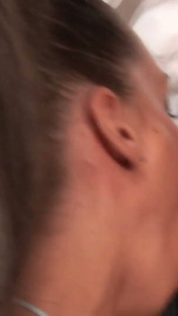 Cameriere arrapata scopa una ragazza sexy dopo aver servito ilsuooe