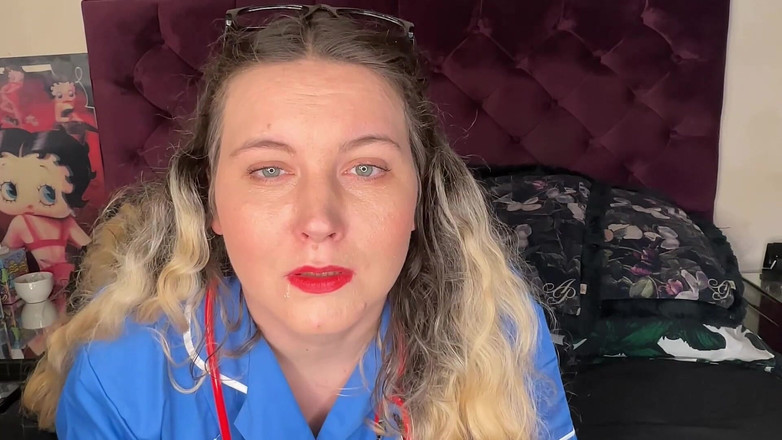 MissFFW: Ffw, infirmière, suce son nez et éternue enfin