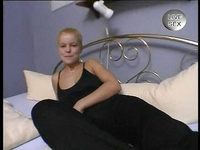 Horny Two really wet MILFs: Tante seksi rambut pirang lagi asik muasin memeknya pakai dildo...