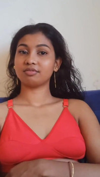 Une femme mariée se fait baiser sur un vrai visage en profitant d’une vidéo de sexe