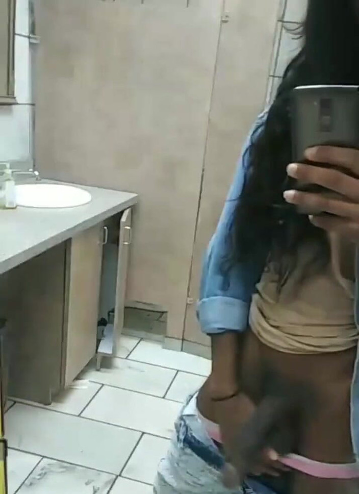 AJ180: Любить демонструвати свій член де завгодно