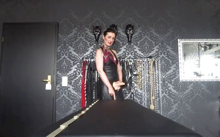 Lady Victoria Valente: Kinky and very horny jerk task for you!
