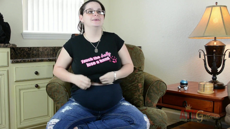 ATK Fans (Hairy): Hairy preggo Lisa Minxx masturbates