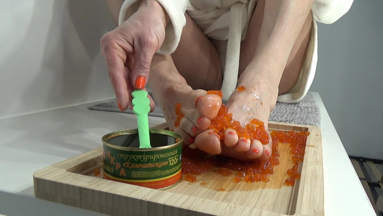 AnnaBUST: Vrásčité nohy MILF s červeným kaviárem