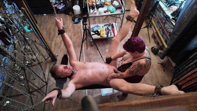 The Izars: Meesteres Izar &amp; Latex Bubble in the Dungeon deel 4