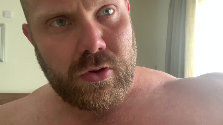 Jack stacked: Musculosa masturbando com enorme gozada