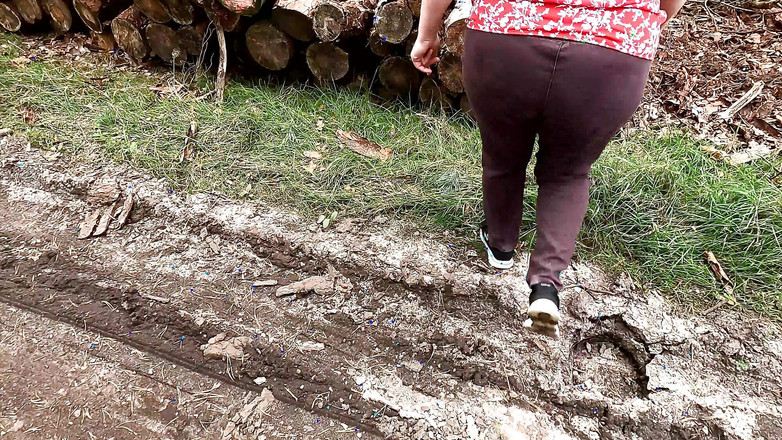 Bouncy Tits Action: Шлепанье киски в штанах в середине похода